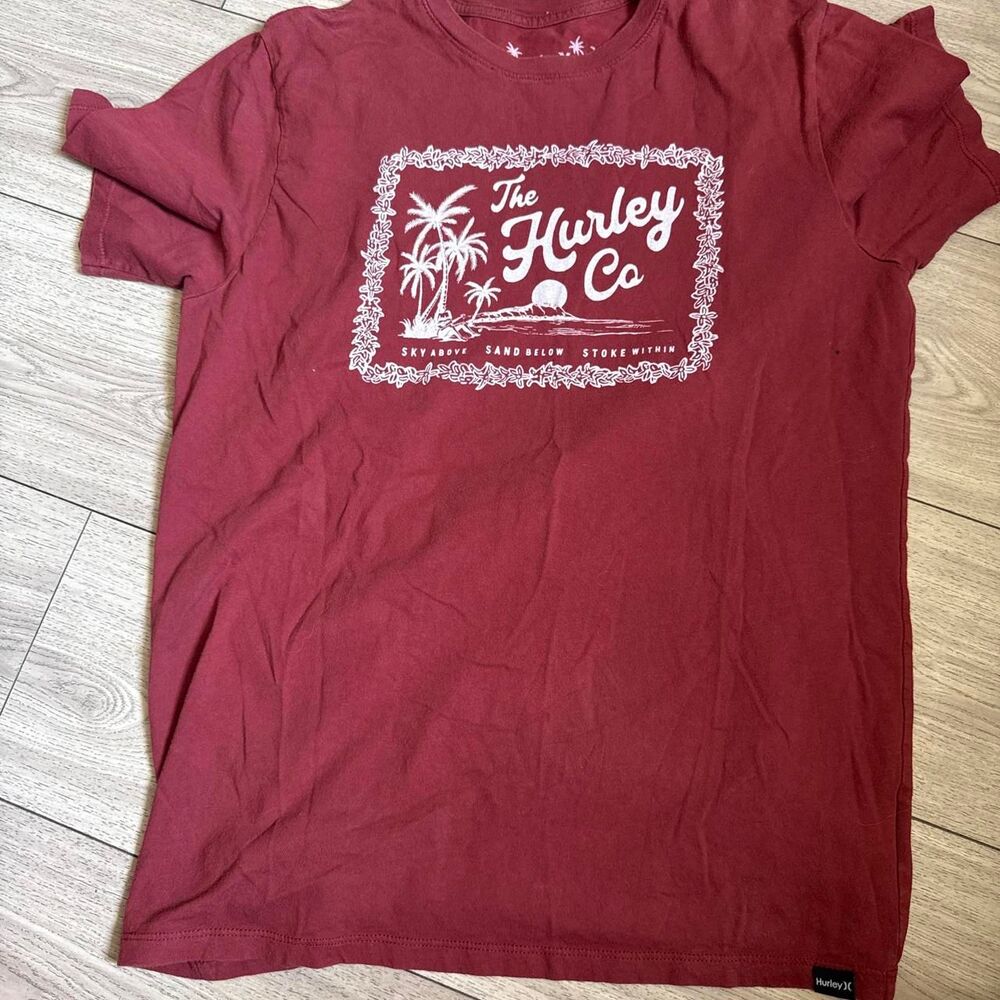 Hurley Men's Red and Burgundy T-shirt